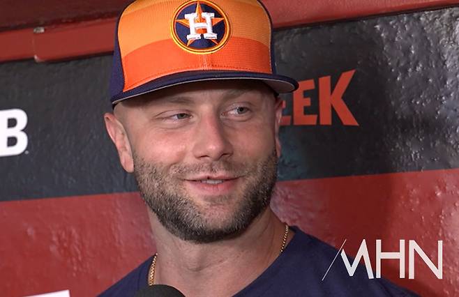 (휴스턴으로 이적한 '거포' 1루수 크리스찬 워커가 22일(한국시간) 미국 애리조나주 체이스 필드에서 경기전 취재진과 만나 인터뷰하고 있다)