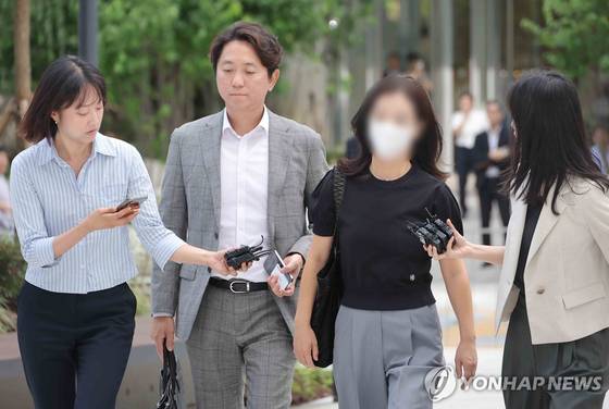 김건희 여사 일가의 집사로 알려진 김예성 씨 부인 정 모씨가 23일 서울 종로구 KT광화문빌딩에 마련된 김건희 여사 관련 의혹을 수사 중인 민중기 특별검사팀 사무실에 출석하고 있다. 〈사진=연합뉴스〉