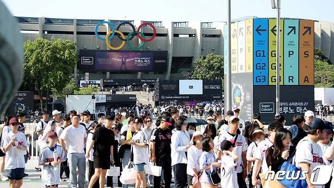 18일 브루노 마스의 내한공연이 열리는 서울 잠실 종합운동장 올림픽주경기장 앞이 팬들로 인산인해를 이루고 있다. (사진은 기사 내용과 무관함) / 뉴스1 ⓒ News1