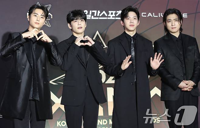 데이식스가 17일 오후 인천의 한 공연장에서 열린 '제1회 코리아 그랜드 뮤직 어워즈(2024 KGMA)' 레드카펫 행사에 참석해 포즈를 취하고 있다. 2024.11.17/뉴스1 ⓒ News1 권현진 기자