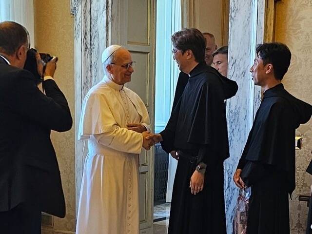 성 아우구스띠노 수도회 한국지부 성지순례단 28명이 지난 17일 로마 카스텔 간돌포에서 레오 14세 교황을 알현했다. (출처 성 아우구스띠노 수도회 페이스북)