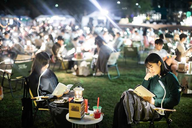서울야외밤도서관 행사를 즐기고 있는 시민들(서울시 제공)
