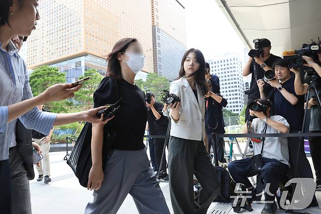 '김건희 집사' 김예성 씨의 아내 정 모 씨가 23일 서울 종로구 김건희 특검팀(특별검사 민중기)으로 소환 조사에 출석하고 있다. 2025.7.23/뉴스1 ⓒ News1 박정호 기자