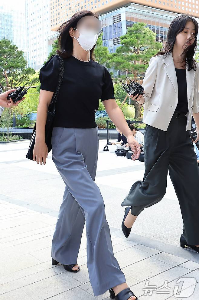 '김건희 집사' 김예성 씨의 아내 정 모 씨가 23일 서울 종로구 김건희 특검팀(특별검사 민중기)으로 소환 조사에 출석하고 있다. 2025.7.23/뉴스1 ⓒ News1 박정호 기자