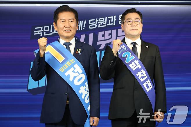 더불어민주당 정청래(왼쪽), 박찬대 당대표 후보가 20일 오후 서울 여의도 중앙당사에서 열린 '당대표 및 최고위원 선출을 위한 영남권 합동연설회'에서 기념촬영을 하고 있다. 2025.7.20/뉴스1 ⓒ News1 이광호 기자