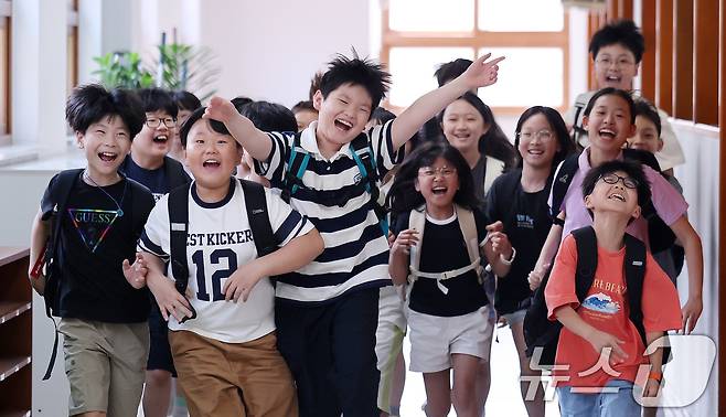 23일 서울 동작구 삼일초등학교에서 여름 방학식을 마친 학생들이 환한 얼굴로 하교를 하고 있다. 2025.7.23/뉴스1 ⓒ News1 박지혜 기자