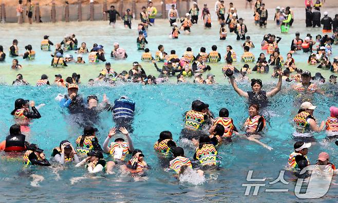 전국 대부분 지역에 폭염특보가 발효된 23일 오후 경남 김해시 롯데워터파크를 찾은 피서객들이 물놀이를 즐기며 더위를 식히고 있다. 2025.7.23/뉴스1 ⓒ News1 윤일지 기자