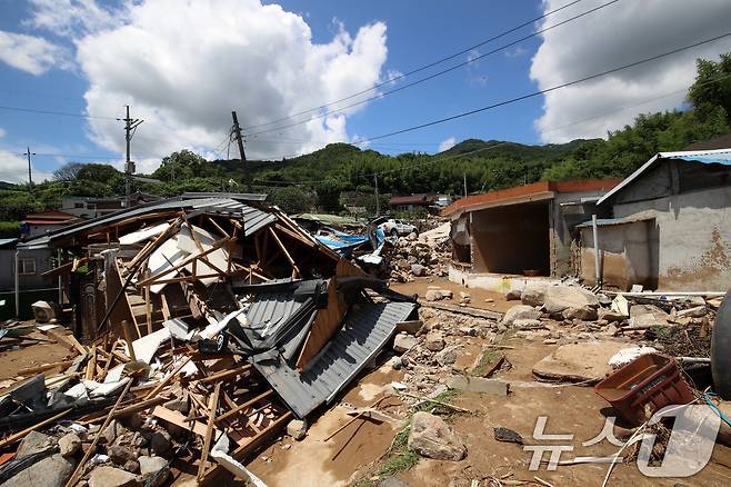 22일 폭우와 산사태 피해를 입은 경남 산청군 신등면 율현마을이 쑥대밭이 돼있다. 2025.7.22/뉴스1 ⓒ News1 윤일지 기자