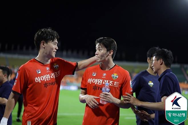 Gangwon FC Kim Gun -hee (left) and Mo Jae -hyun. Provided | Korea Professional Football Federation