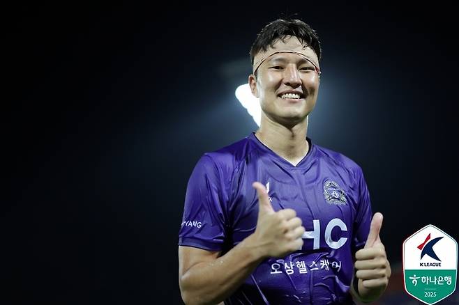 안양 권경원이 22일 대구전에서 승리한 뒤 포즈를 취하고 있다. 사진 | 한국프로축구연맹