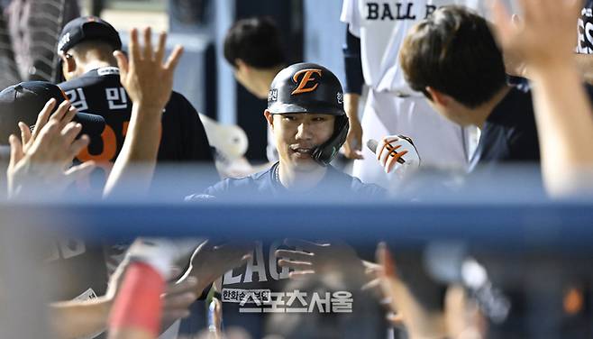 한화 심우준이 22일 서울 잠실구장에서 열린 2025 KBO리그 두산과 경기 9회초 2사 좌월홈런을 날린 후 동료들과 하이파이브를 하고 있다. 잠실 | 최승섭기자 thunder@sportsseoul.com