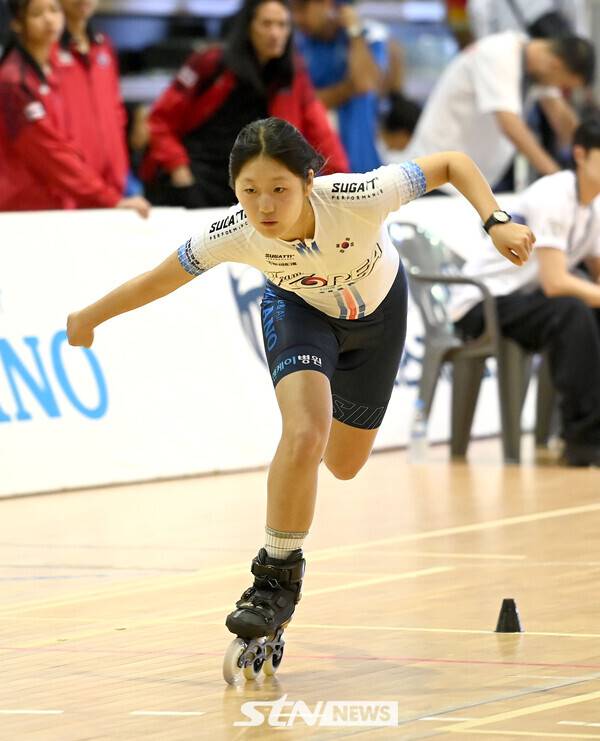 대한민국 강서연이 23일 제천 어울림체육관에서 치러진 '제20회 아시아 롤러스케이팅 선수권대회' 인라인 프리스타일 여자 주니어 스피드 슬라럼 종목에서 경기에 임하고 있다. /사진(제천)=김종원 기자