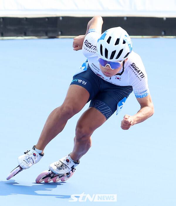 22일 제천롤러스포츠경기장서 치러진 '제20회 아시아 롤러스케이팅 선수권대회' 스피드 트랙 남자 주니어 듀얼 타임트라이얼 (DTT) 200m 경기에서 김지찬(전주생명과학고)이 질주 중이다. /사진(제천)=강명호 기자