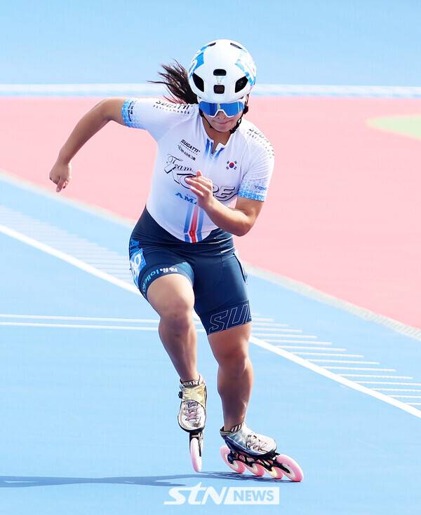 22일 제천롤러스포츠경기장서 치러진 '제20회 아시아 롤러스케이팅 선수권대회' 스피드 트랙 여자 주니어 듀얼 타임트라이얼(DTT)200m 경기에서 권소희(경북길주중)가 질주 중이다. /사진(제천)=강명호 기자