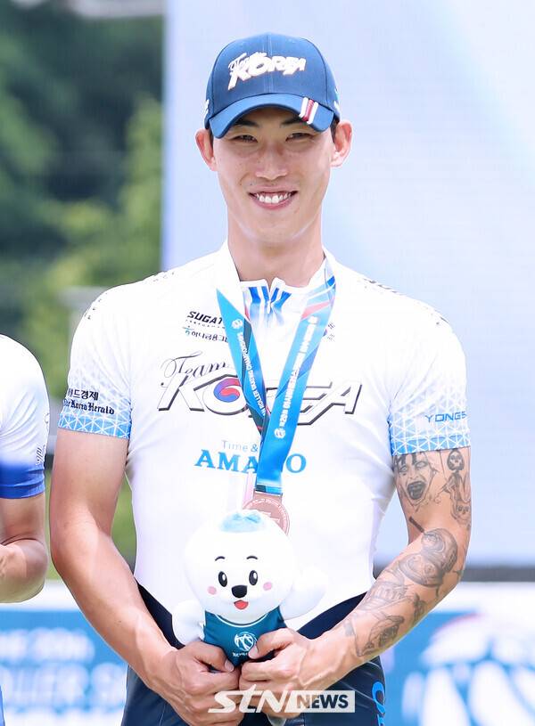 23일 오후 충북 제천시에 위치한 어울림체육관에서 '제20회 아시아 롤러스케이팅 선수권대회' 스피드 트랙 남자 듀얼 타임 트라이얼(DTT) 200m에 출전한 이기원이 시상대에서 메달을 목에 걸고 포즈를 취하고 있다. /사진(제천)=강명호 기자