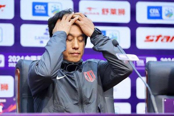 서정원 청두 룽청 감독이 17일 기자회견에서 구단 운영에 대해 공개적으로 불만을 표명했다.