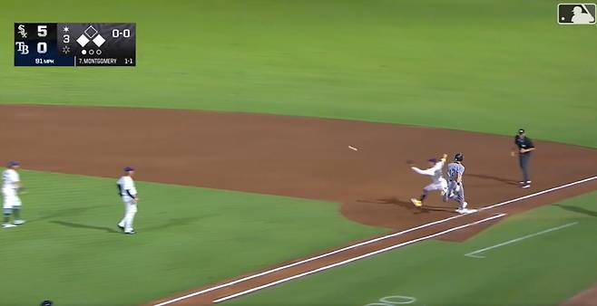 탬파베이 유격수 김하성의 1루 송구가 1루 베이스 왼쪽으로 크게 치우며 들어오고 있다. 1루 베이스 커버에 들어간 탬파베이 2루수 월스가 베이스를 벗어나 왼쪽으로 이동해 간신히 잡아냈다.
MLB TV중계화면 캡쳐.