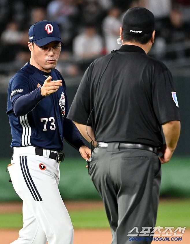 9일 부산 사직야구장에서 열린 두산과 롯데의 경기, 9회말 1사 1루 롯데 황성빈의 내야땅볼때 오명진과 이호준의 충돌 상황이 벌어지자 조성환 감독대행이 나와 심판진과 이야기를 하고 있다. 부산=허상욱 기자wook@sportschosun.com/2025.07.09/