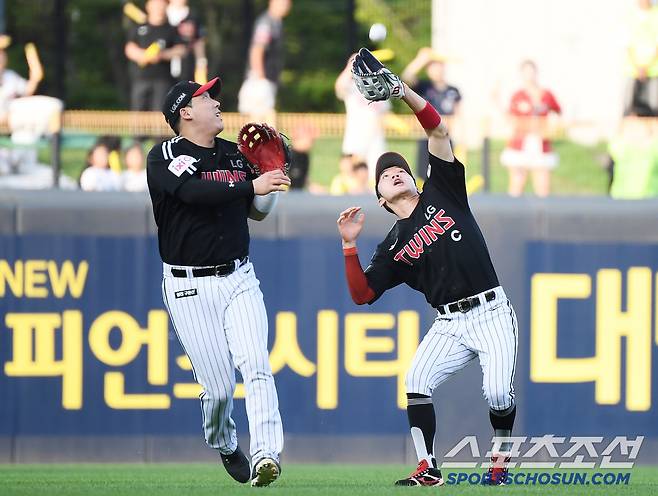 1회말 무사 1, 2루 위즈덤의 빗맞은 타구를 중견수 박해민이 멀리서 달려와 잡고 있다.