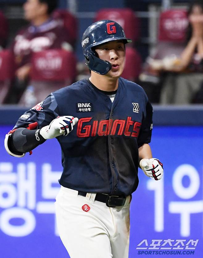 30일 서울 고척스카이돔에서 열린 키움 히어로즈와 롯데 자이언츠의 경기. 4회초 무사 1루 롯데 나승엽이 투런포를 날린 뒤 환호하고 있다. 고척=박재만 기자 pjm@sportschosun.com/2025.04.30/