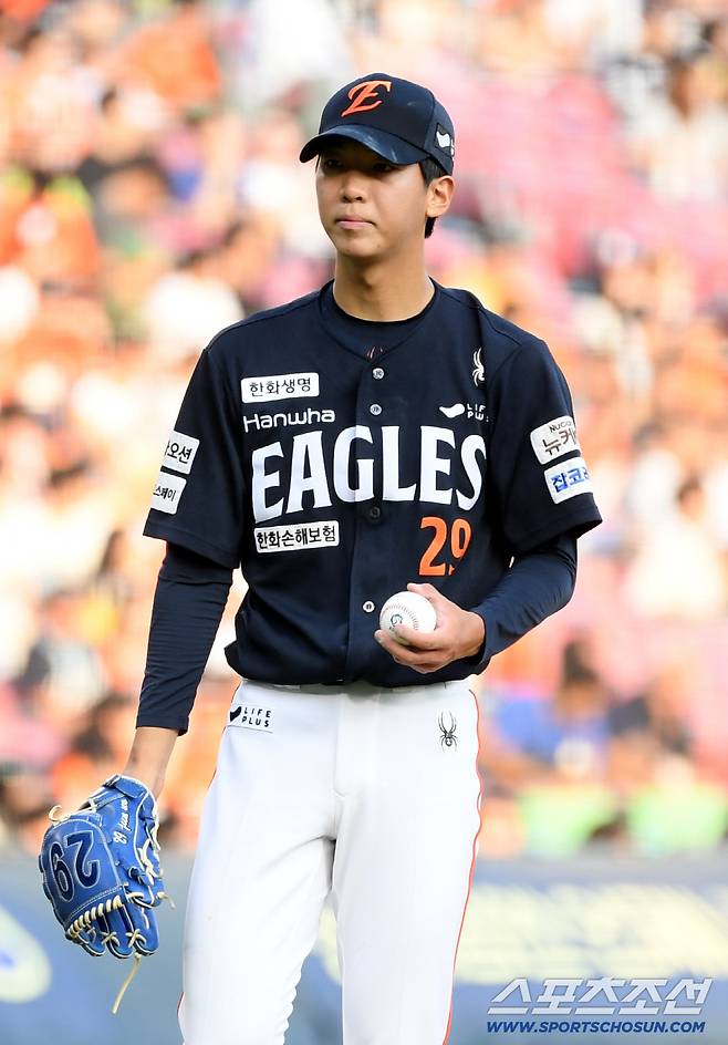 23일 잠실구장에서 열린 두산 베어스와 한화 이글스의 경기. 한화 황준서가 1회에만 홈런포 세 방을 허용한 뒤 아쉬워하고 있다. 잠실=박재만 기자 pjm@sportschosun.com/2025.07.23/