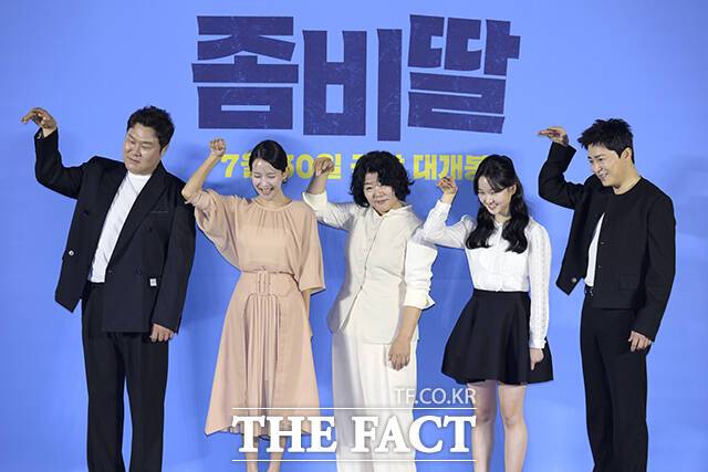 조정석(오른쪽)은 '좀비딸'에서 이 세상 마지막 남은 좀비가 된 딸을 지키기 위해 극비 훈련에 돌입하는 딸바보 아빠 정환 역을 맡아 재미와 감동을 모두 선사할 계획이다. /장윤석 기자