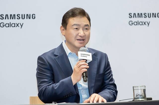 노태문 삼성전자 사장이 지난 10일 미국 뉴욕에서 열린 갤럭시 언팩을 마친 뒤 기자 간담회에 참석해 답변하고 있다. /삼성전자