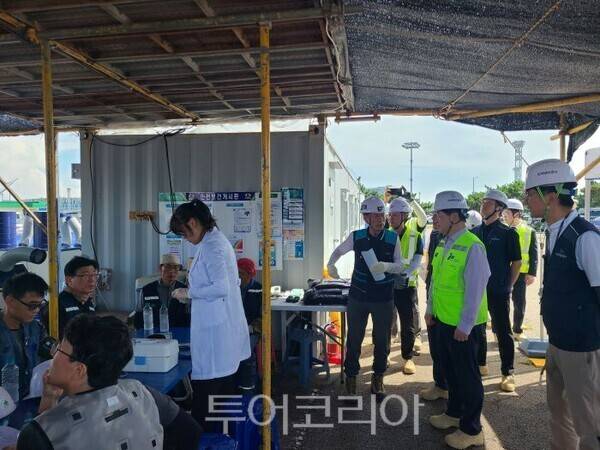 이경규 사장이 항만 부두 노동자들을 위문하고 있다/투어코리아뉴스 정명달 기자
