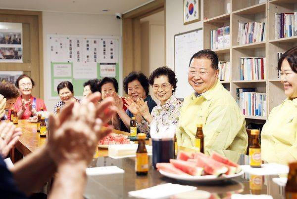 김경일 시장이 지난 21일에는 폭염에 대비해 '한울마을 1단지 아이파크' 내 무더위쉼터를 직접 방문해 운영 상황을 점검하며 주민들과 대화를 나누고 있다. 파주시 제공