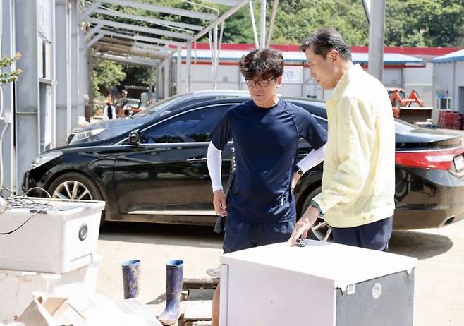 박주선 기술보증기금 전무(오른쪽)가 코트란 대표로부터 피해상황 설명을 듣고 있다. 기술보증기금