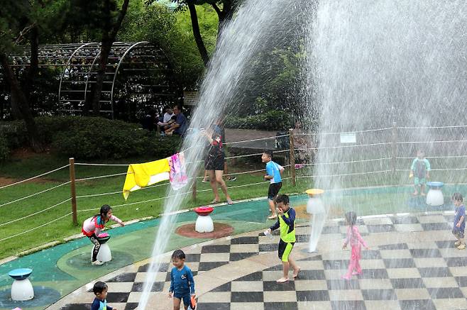 서울 36도 폭염특보… 제주도·남해동부 풍랑 주의 [내일날씨]=목요일인 내일(24일)은 중부지방에 가끔 구름 많겠으나, 남부지방과 제주도는 맑겠다. 아침 최저기온은 21~27도, 낮 최고기온은 31~37도가 되겠다. ©서울, 서울날씨, 오늘날씨, 내일날씨