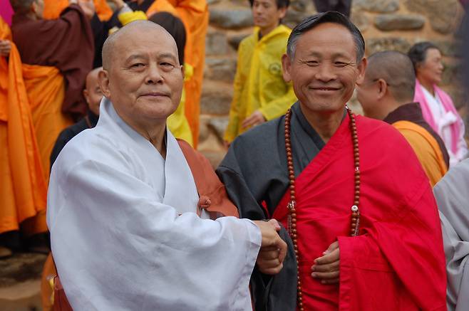 2007년 신계사 복원 낙성식에서 만난 당시 조계종 총무원장 지관 스님(왼쪽)과 북한 조불련 유영선 위원장. 유 위원장은 검은 승복에 머리를 기르고 있다. /조계종