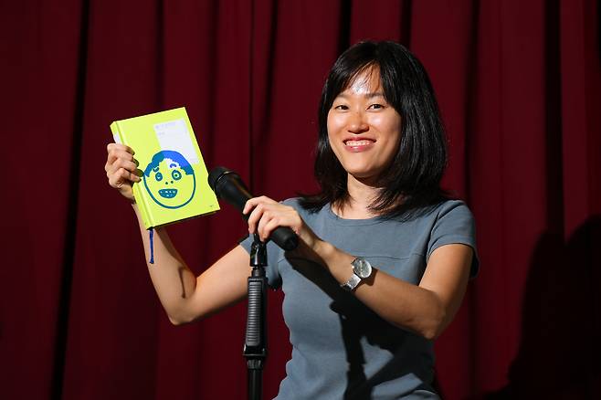 책 표지에는 그림 '바보 친구'가 그려져 있다. 한쪽 눈썹은 내려가 있고 다른쪽 눈썹은 올라가 있다. 웃는지 우는지 모르겠는 표정. 원소윤은 이 그림이 소설 속 '소윤' 같다고 했다. 또 다른 소윤에게 마이크를 돌린 원소윤의 모습./장련성 기자