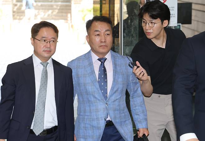 22일 서울 서초구 서울중앙지법에서 김계환(가운데) 전 해병대 사령관이 영장심사를 받기 위해 출석하고 있다. /장경식 기자