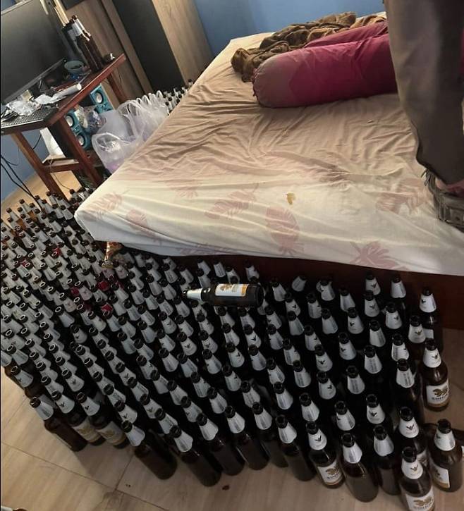 남성의 집에서 발견된 술병. /페이스북