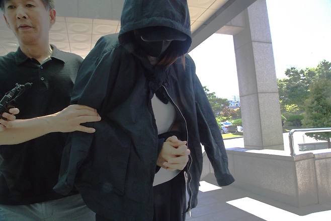 23일 오후 '안동 시험지 유출 사건'의 피의자인 학부모 A씨가 대구지검 안동지청에 송치되고 있다. /뉴스1