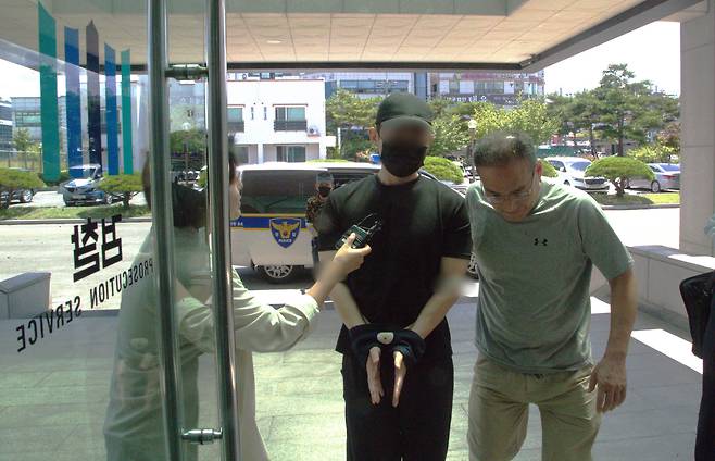 23일 오후 '안동 시험지 유출 사건'의 피의자인 학교시설 관리자 B씨가 대구지검 안동지청에 송치되고 있다. /뉴스1