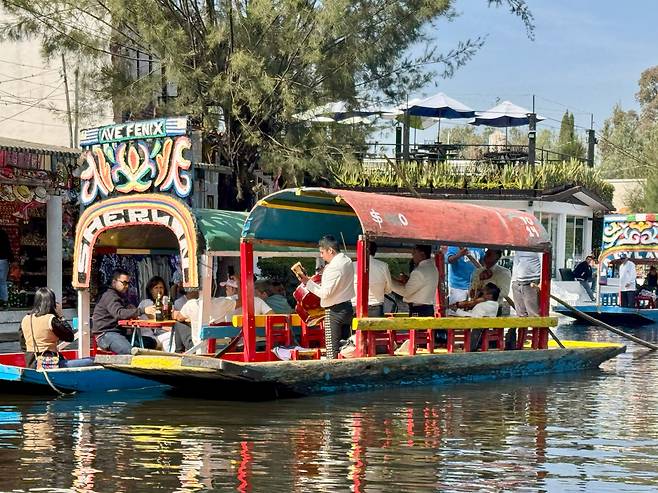 소치밀코(Xochimilco) 운하의 ‘트라이네라(Trajineras)’. 나무로 투박하게 구조를 짜고 총천연색으로 알록달록 칠해진 배를 타고 있으면 물과 하늘과 수양버들이 만드는 경관이 지나간다.