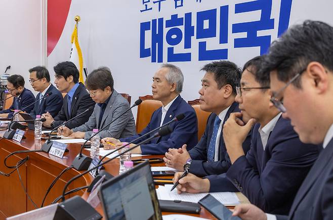 더불어민주당 정치검찰 '조작기소대응TF' 단장인 한준호 의원이 23일 국회에서 열린 TF 2차 회의에서 발언하고 있다. /연합뉴스