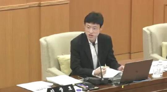 이중호 대전시의원(국민의힘, 서구5)이 지난 16일 시의회 행정자치위원회에서 대전시 문화예술관광국에 질의하고 있다. 대전시의회 제공