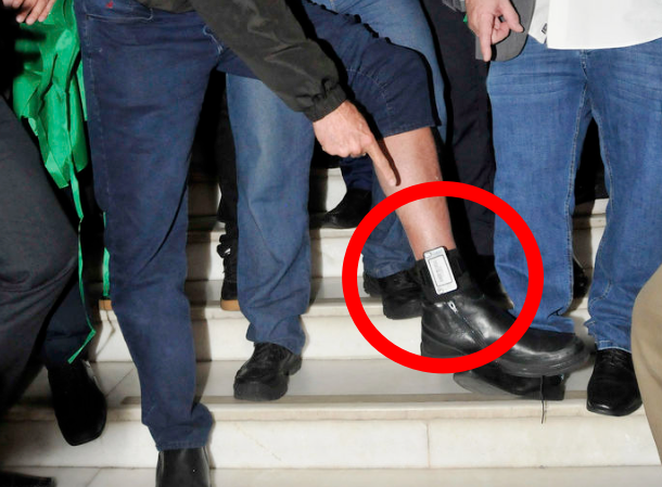 자이르 보우소나루 전 브라질 대통령이 21일(현지 시간) 브라질리아 의회에서 발목에 착용한 전자 발찌를 보여주고 있다. 보우소나루 전 대통령은 지난 18일 브라질 연방대법원으로부터 전자 발찌 착용을 명령받았다. 2025.07.22. ⓒ뉴시스