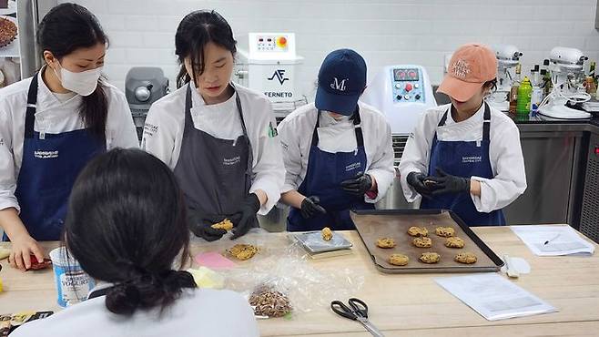 청년커피랩 1기 교육생들이 디저트 교육을 받고 있다.ⓒ신세계센트럴