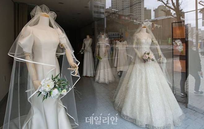 서울 마포구 웨딩의거리 내 상점에 진열된 웨딩드레스 모습.ⓒ뉴시스