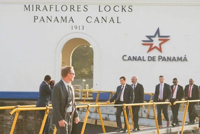 지난 2월 마코 루비오(오른쪽 다섯 번째) 미국 국무장관이 파나마 수도 파나마시티의 파나마 운하에서 현지 관계자들의 안내를 받으며 미라플로레스 갑문 지역을 둘러보고 있다. ⓒ 로이터/연합뉴스