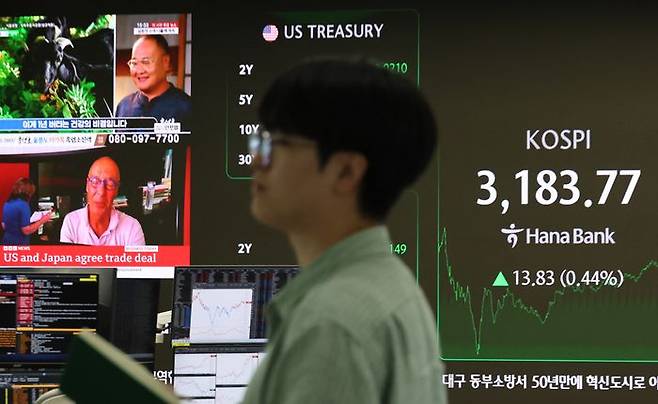 23일 오후 서울 중구 하나은행 본점 딜링룸에 미일 관세협상 타결 소식이 방송으로 나오고 있다. ⓒ연합뉴스