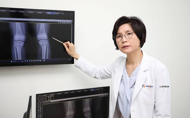 11일 박혜영 인천힘찬종합병원 바른성장클리닉 원장이 인천 남동구에 있는 진료실에서 성장기 아동의 성장호르몬에 관해 설명하고 있다. 인천힘찬종합병원 제공