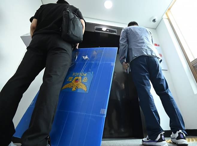 경기 오산시 가장동 가장교차로에서 옹벽이 무너져 40대 운전자가 사망한 사고를 수사중인 경찰이 22일 오산시청을 압수수색하고 있다.  사진은 이날 압수수색이 진행중인 경기 오산시청 모습. 2025.07.22. 오산=뉴시스