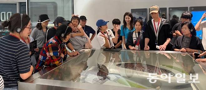 19일 서울 동대문디자인플라자(DDP)를 찾은 시민들이 건축 해설사의 안내를 들으며 건축물 곳곳을 둘러보고 있다. 서울디자인재단은 7월 18일부터 8월 9일까지 매주 금요일과 토요일 오후 8시에 여름밤 건축투어 프로그램을 운영한다. 오승준 기자 ohmygod@donga.com