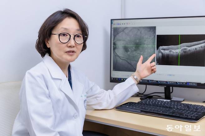 유승영 경희대병원 안과 교수가 신생 혈관이 만들어지는 나이 관련 황반변성 질환의 위험성에 대해 말하고 있다. 홍은심 기자 hongeunsim@donga.com