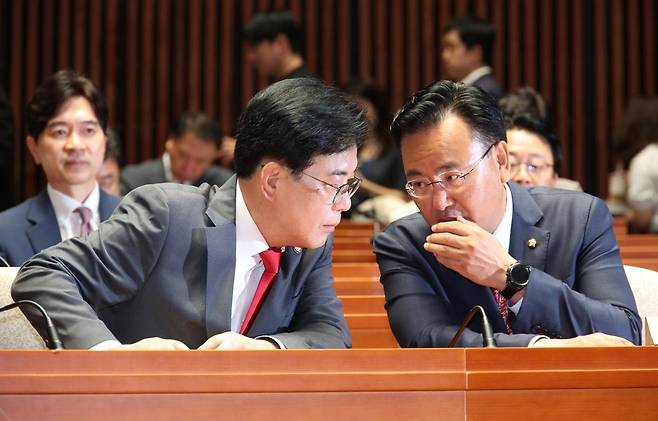 송언석 국민의힘 비상대책위원장 겸 원내대표와 유상범 원내수석부대표가 23일 서울 여의도 국회에서 열린 의원총회에서 논의 하고 있다. 2025.07.23. [서울=뉴시스]